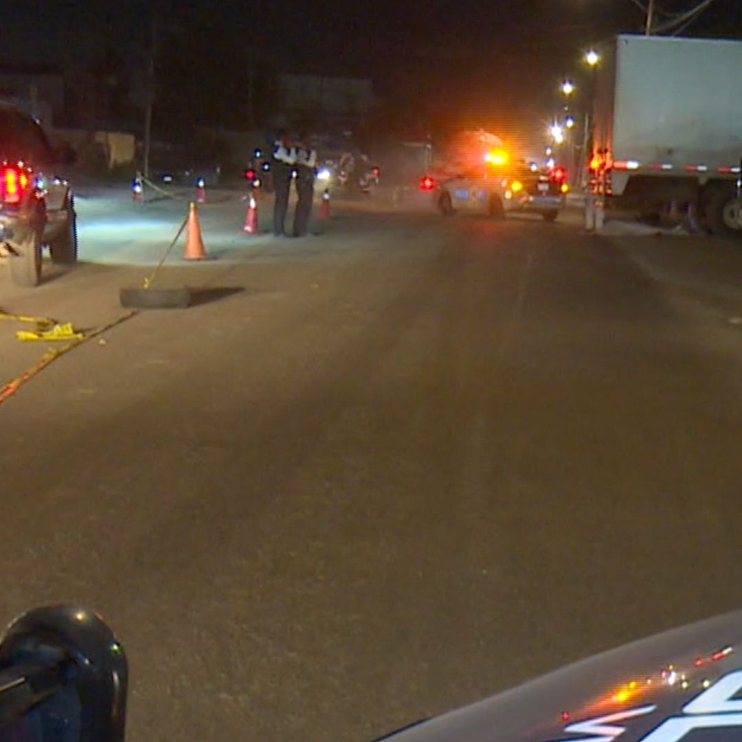 Muere Mujer Motociclista y un Hombre Quedó Herido al Chocar Con un Camión de Carga en León.
